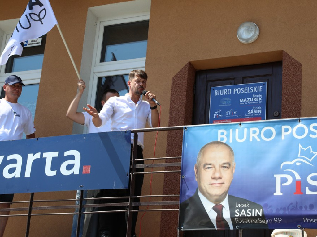 Protest Agrounii w Hrubieszowie - zboże rozsypane przed biurem poselskim Jacka Sasina [ZDJĘCIA, WIDEO]