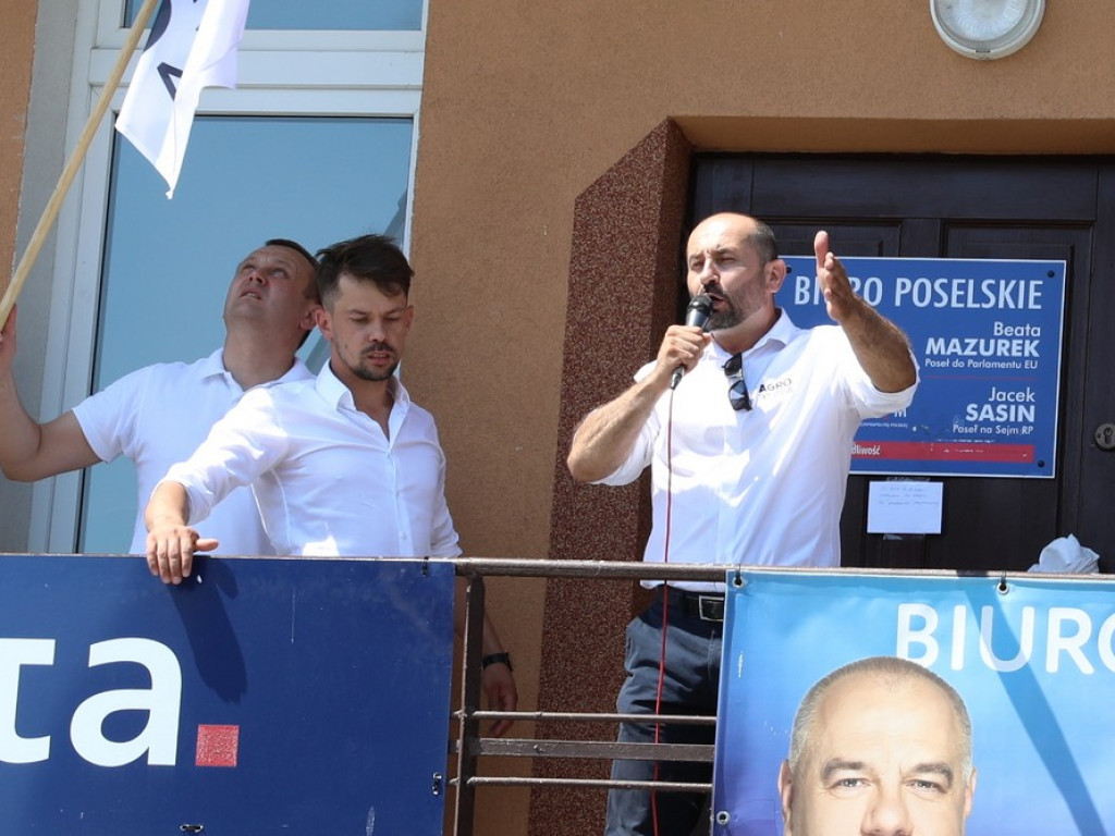Protest Agrounii w Hrubieszowie - zboże rozsypane przed biurem poselskim Jacka Sasina [ZDJĘCIA, WIDEO]