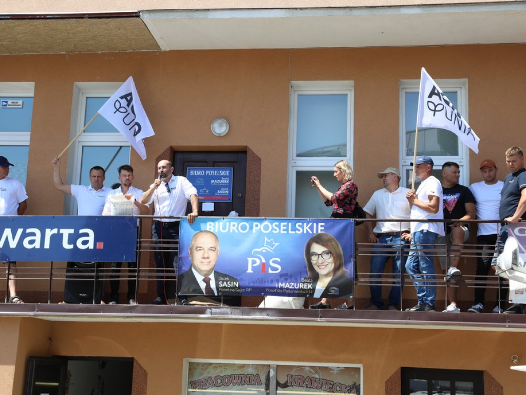 Protest Agrounii w Hrubieszowie - zboże rozsypane przed biurem poselskim Jacka Sasina [ZDJĘCIA, WIDEO]
