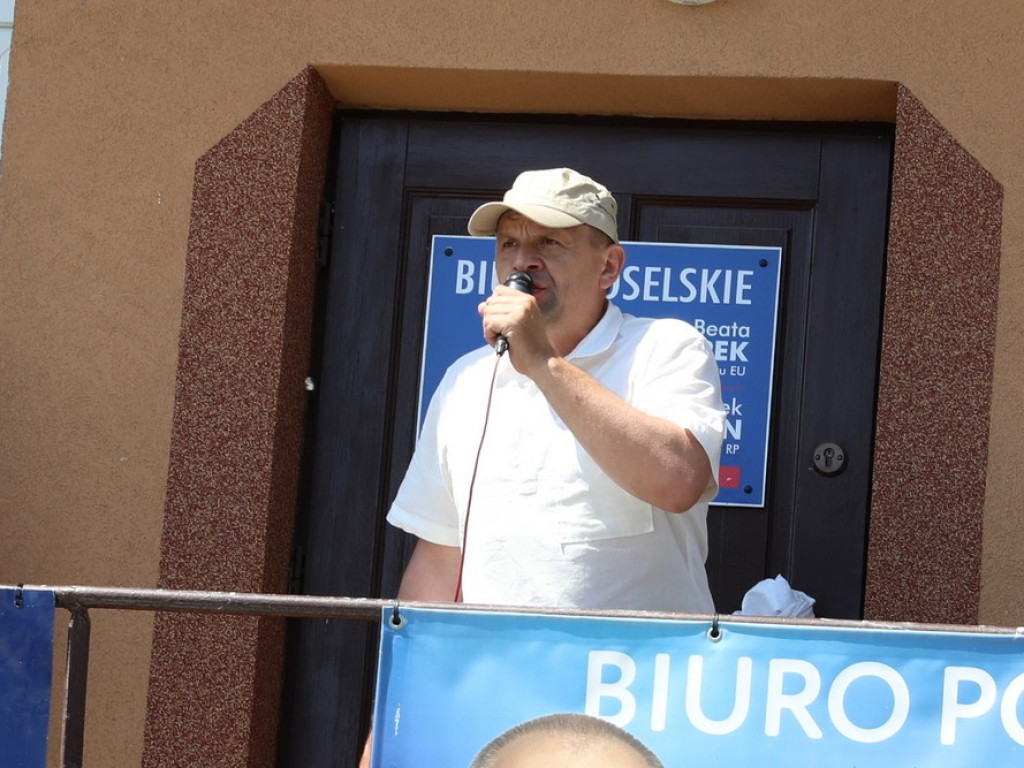 Protest Agrounii w Hrubieszowie - zboże rozsypane przed biurem poselskim Jacka Sasina [ZDJĘCIA, WIDEO]