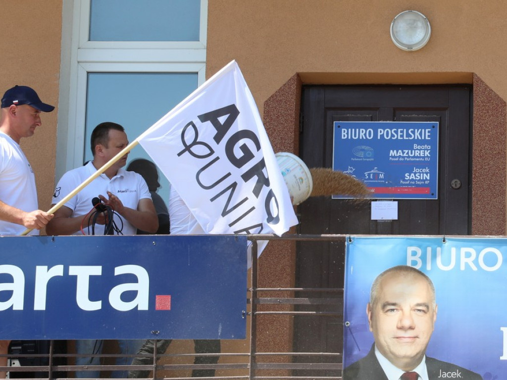 Protest Agrounii w Hrubieszowie - zboże rozsypane przed biurem poselskim Jacka Sasina [ZDJĘCIA, WIDEO]