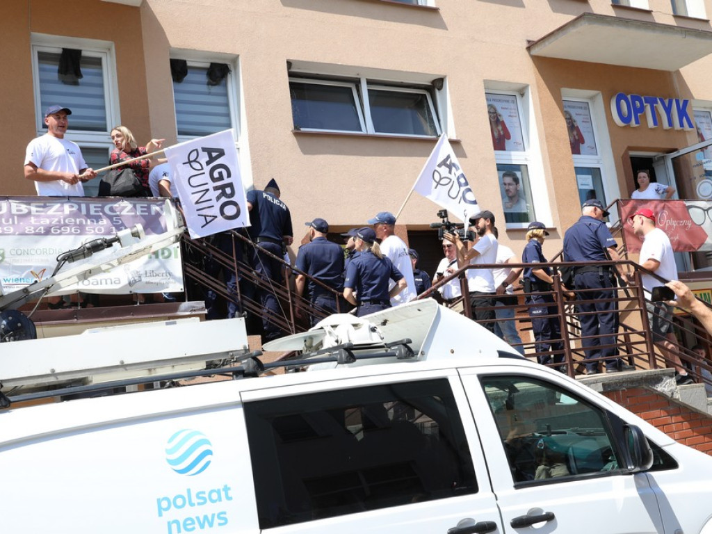 Protest Agrounii w Hrubieszowie - zboże rozsypane przed biurem poselskim Jacka Sasina [ZDJĘCIA, WIDEO]
