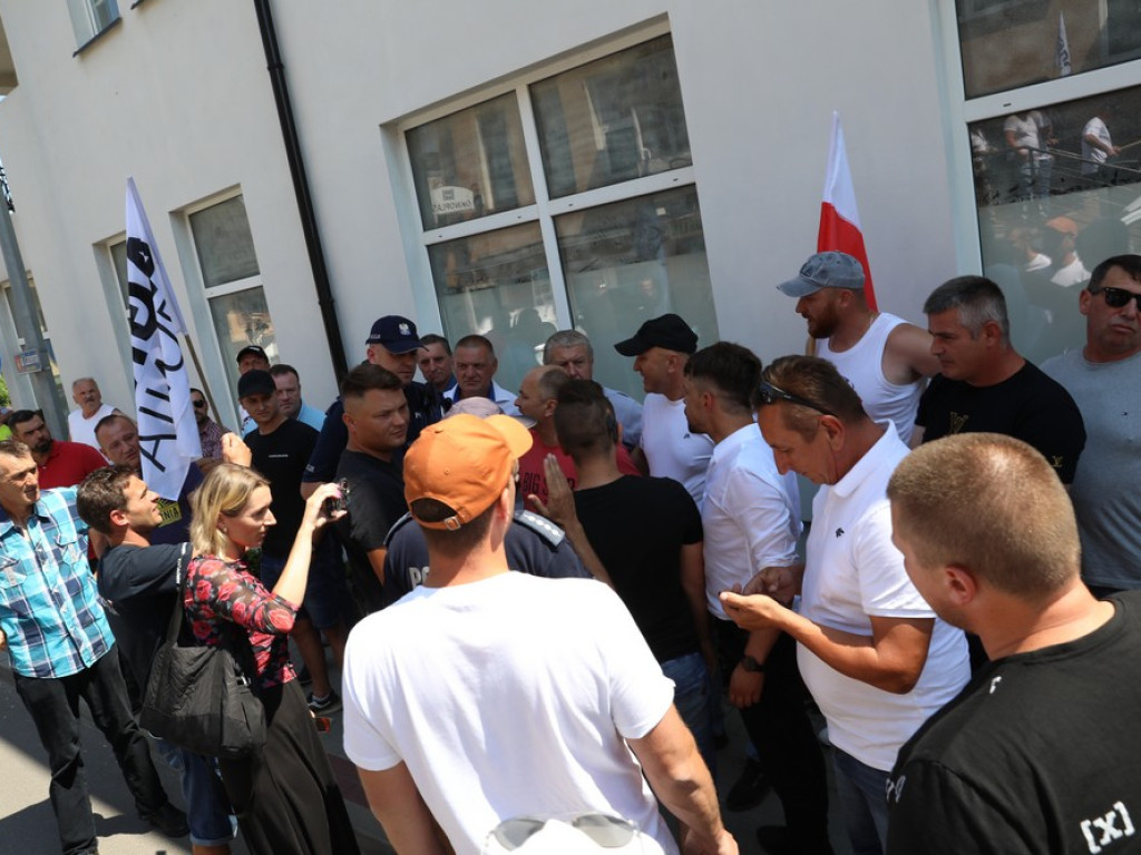 Protest Agrounii w Hrubieszowie - zboże rozsypane przed biurem poselskim Jacka Sasina [ZDJĘCIA, WIDEO]