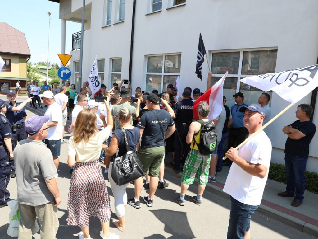 Protest Agrounii w Hrubieszowie - zboże rozsypane przed biurem poselskim Jacka Sasina [ZDJĘCIA, WIDEO]