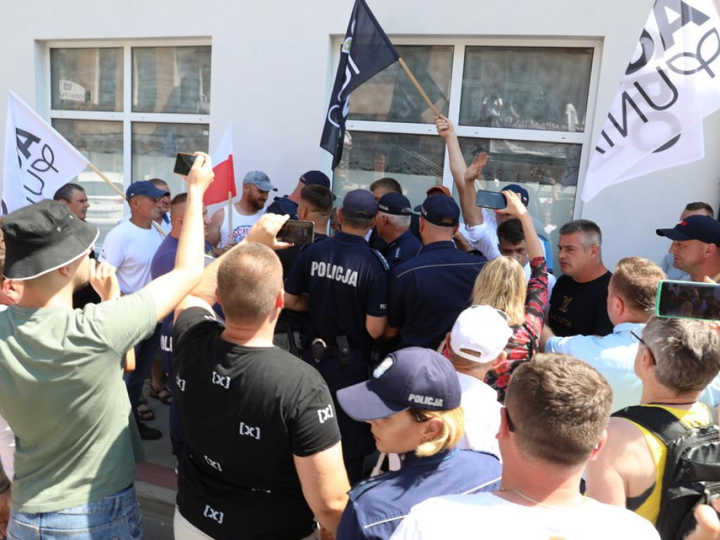 Protest Agrounii w Hrubieszowie - zboże rozsypane przed biurem poselskim Jacka Sasina [ZDJĘCIA, WIDEO]