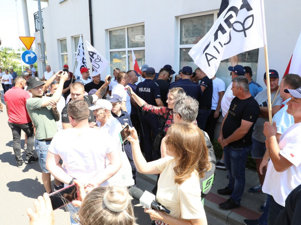Protest Agrounii w Hrubieszowie - zboże rozsypane przed biurem poselskim Jacka Sasina [ZDJĘCIA, WIDEO]