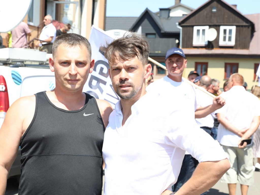Protest Agrounii w Hrubieszowie - zboże rozsypane przed biurem poselskim Jacka Sasina [ZDJĘCIA, WIDEO]