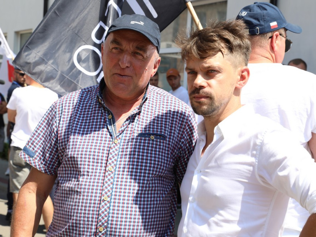 Protest Agrounii w Hrubieszowie - zboże rozsypane przed biurem poselskim Jacka Sasina [ZDJĘCIA, WIDEO]