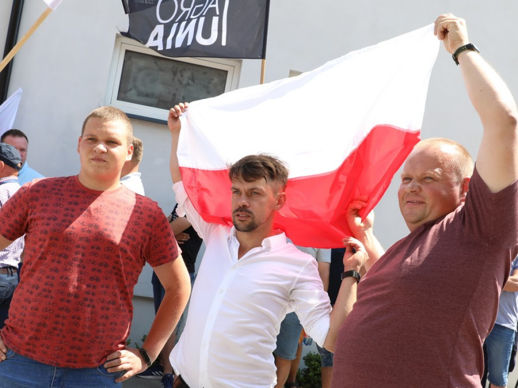 Protest Agrounii w Hrubieszowie - zboże rozsypane przed biurem poselskim Jacka Sasina [ZDJĘCIA, WIDEO]