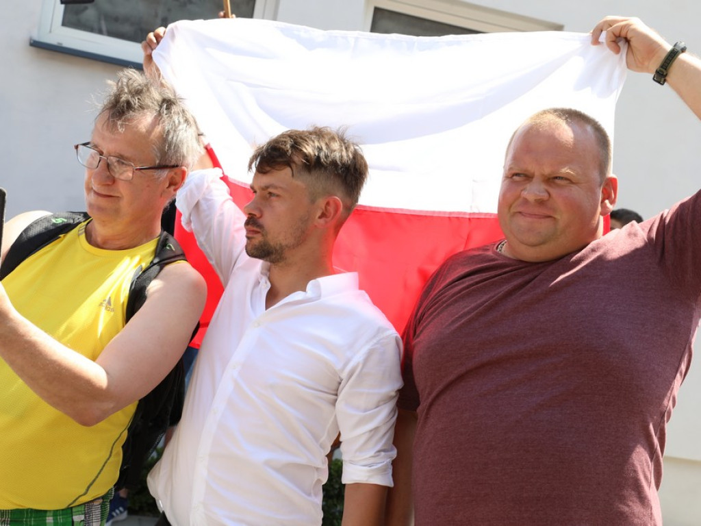 Protest Agrounii w Hrubieszowie - zboże rozsypane przed biurem poselskim Jacka Sasina [ZDJĘCIA, WIDEO]