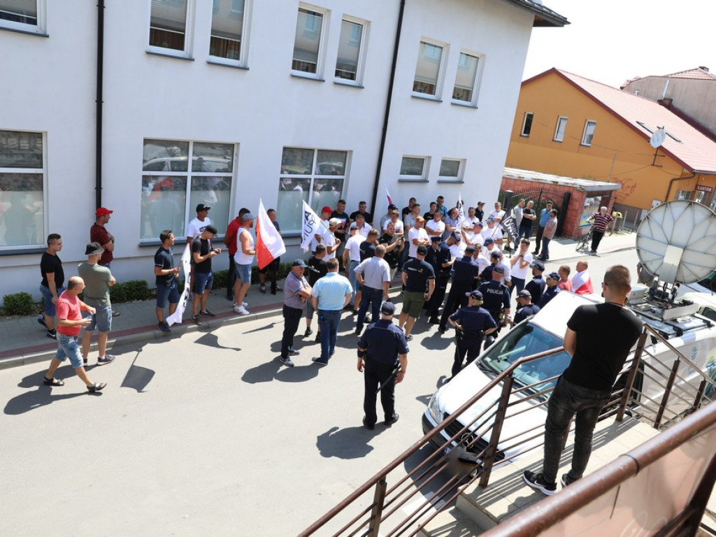 Protest Agrounii w Hrubieszowie - zboże rozsypane przed biurem poselskim Jacka Sasina [ZDJĘCIA, WIDEO]