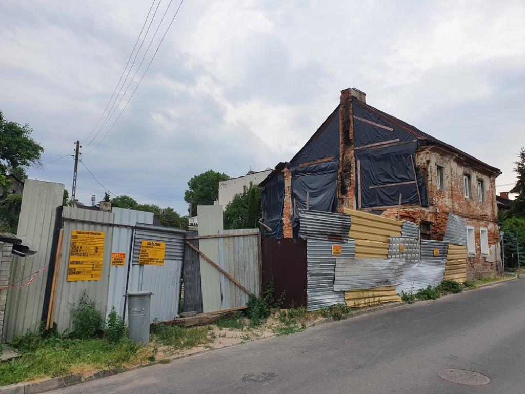 Hrubieszów: Rozbiórka domu przy Czerwonego Krzyża [ZDJĘCIA]