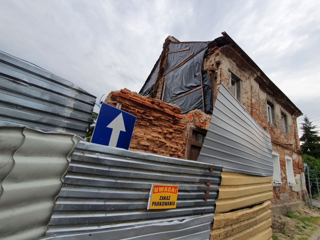 Hrubieszów: Rozbiórka domu przy Czerwonego Krzyża [ZDJĘCIA]