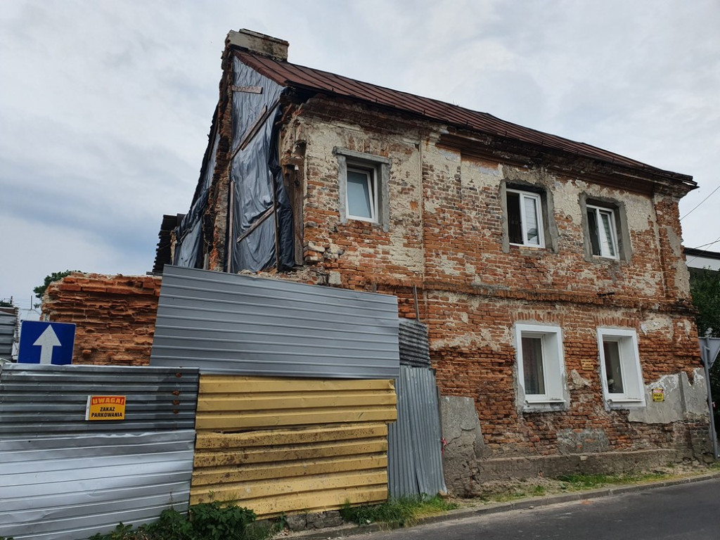 Hrubieszów: Rozbiórka domu przy Czerwonego Krzyża [ZDJĘCIA]