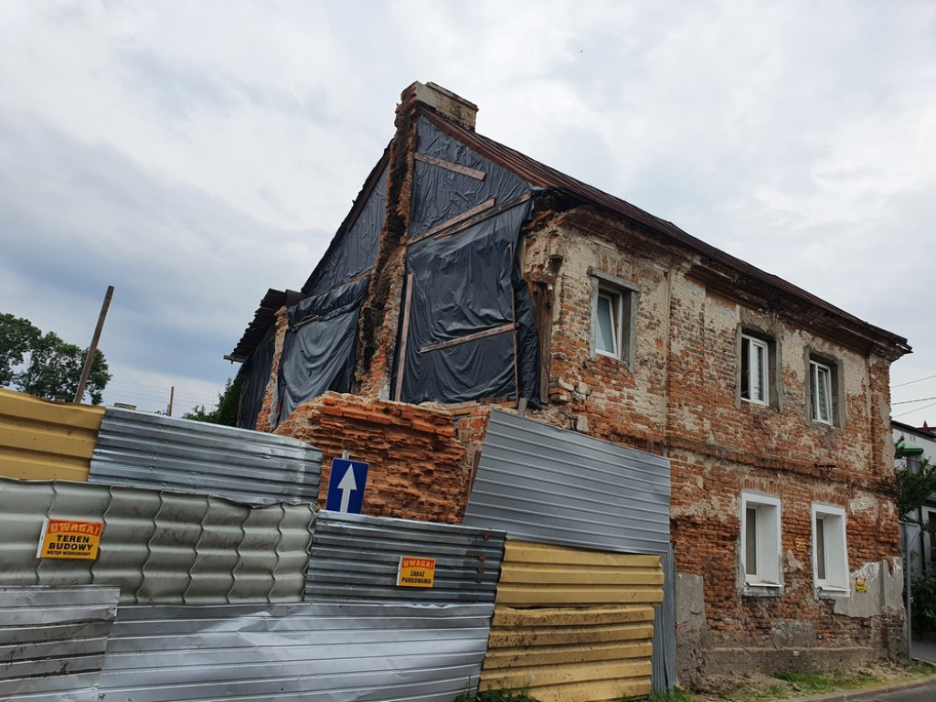Hrubieszów: Rozbiórka domu przy Czerwonego Krzyża [ZDJĘCIA]