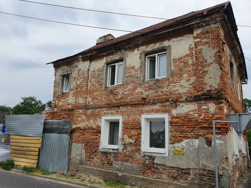 Hrubieszów: Rozbiórka domu przy Czerwonego Krzyża [ZDJĘCIA]