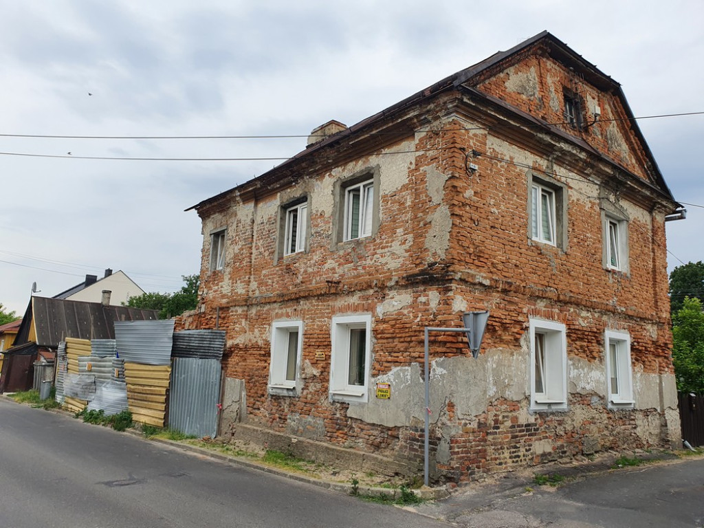 Hrubieszów: Rozbiórka domu przy Czerwonego Krzyża [ZDJĘCIA]