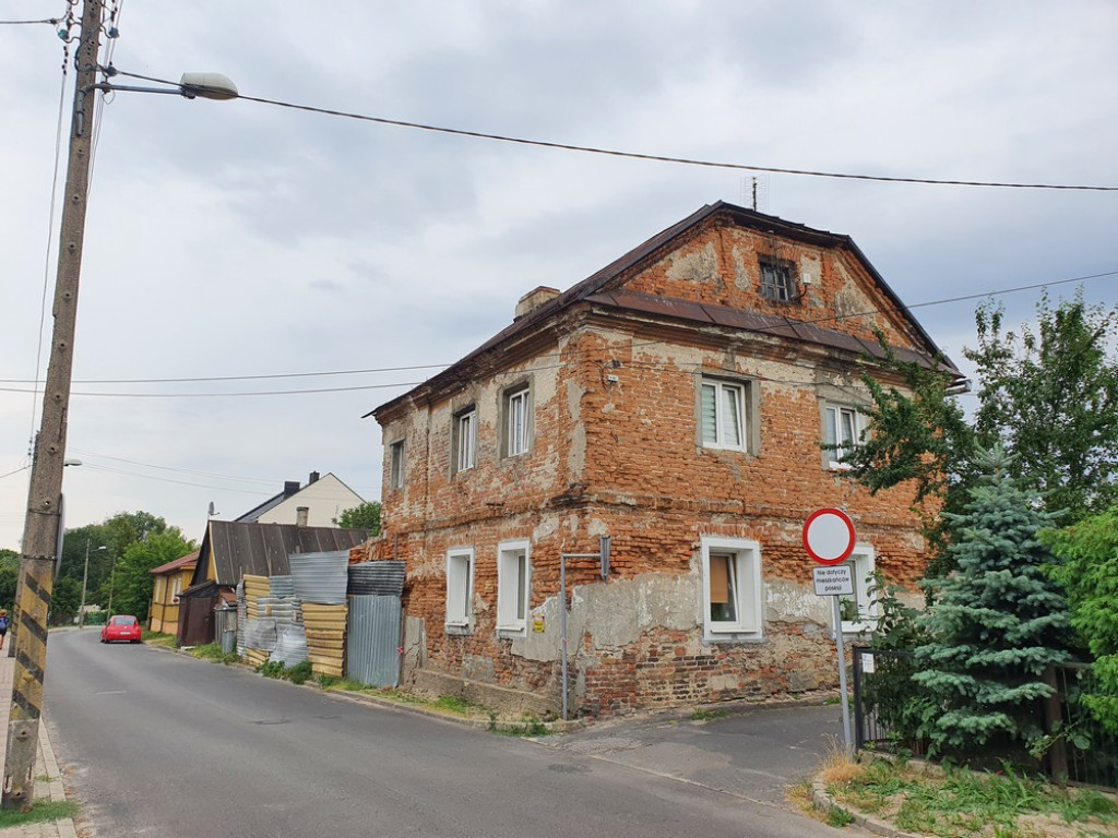Hrubieszów: Rozbiórka domu przy Czerwonego Krzyża [ZDJĘCIA]