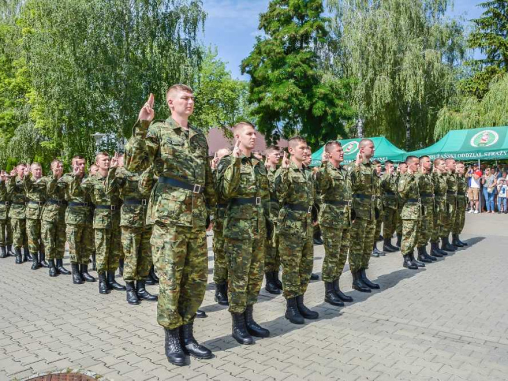 Ślubowanie rekordowo dużej liczby nowo przyjętych funkcjonariuszy NOSG [ZDJĘCIA, WIDEO]