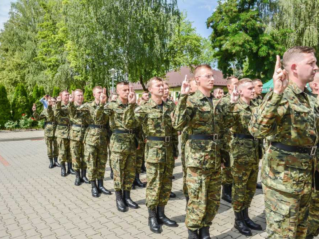 Ślubowanie rekordowo dużej liczby nowo przyjętych funkcjonariuszy NOSG [ZDJĘCIA, WIDEO]