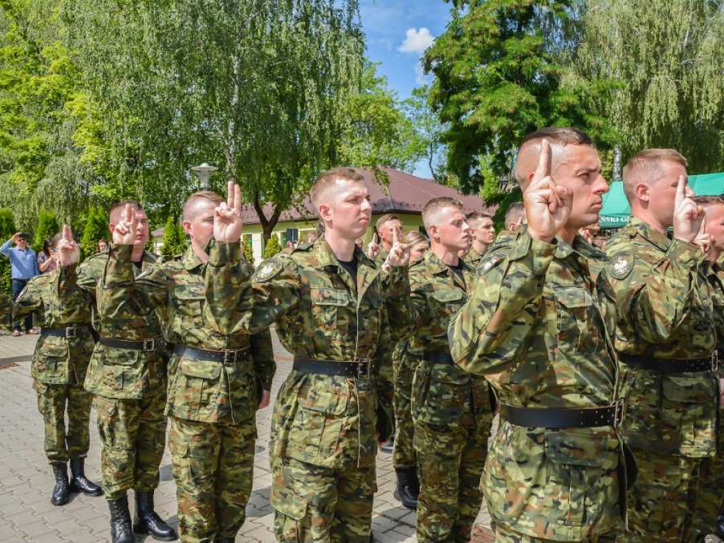 Ślubowanie rekordowo dużej liczby nowo przyjętych funkcjonariuszy NOSG [ZDJĘCIA, WIDEO]