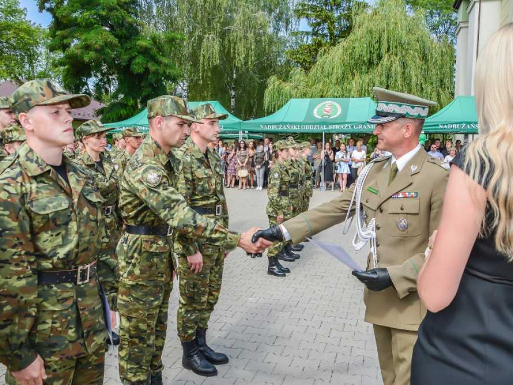 Ślubowanie rekordowo dużej liczby nowo przyjętych funkcjonariuszy NOSG [ZDJĘCIA, WIDEO]