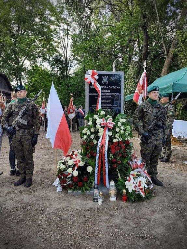 Odsłonięcie płyty pamiątkowej żołnierzy II Inspektoratu Zamojskiego AK i Kompanii Lotnej Żandarmerii [ZDJĘCIA]