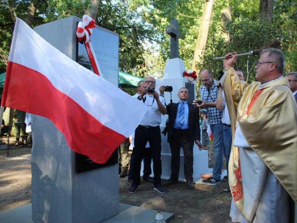 Odsłonięcie płyty pamiątkowej żołnierzy II Inspektoratu Zamojskiego AK i Kompanii Lotnej Żandarmerii [ZDJĘCIA]
