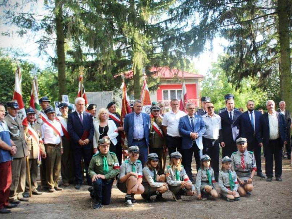 Odsłonięcie płyty pamiątkowej żołnierzy II Inspektoratu Zamojskiego AK i Kompanii Lotnej Żandarmerii [ZDJĘCIA]