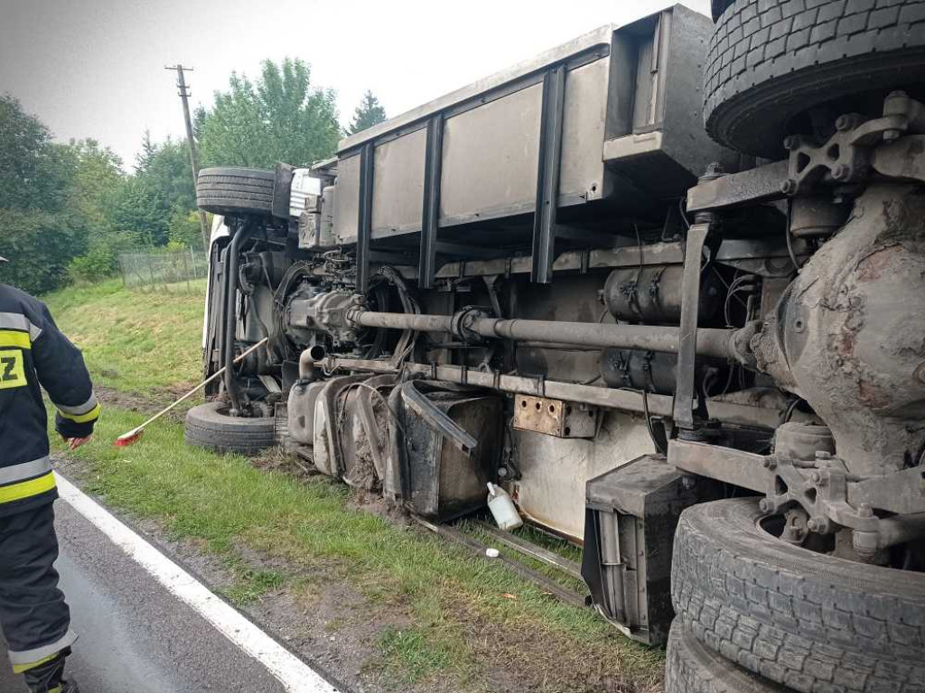 Ciężarówka z towarem w rowie w Odletajce [ZDJĘCIA]