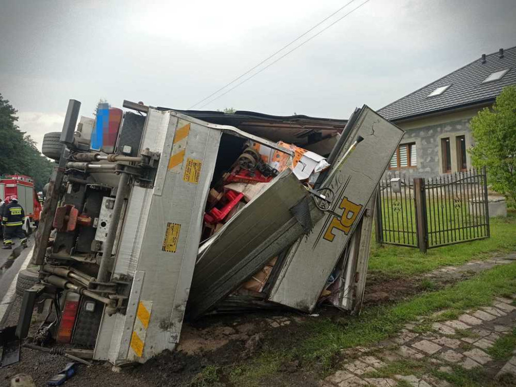 Ciężarówka z towarem w rowie w Odletajce [ZDJĘCIA]