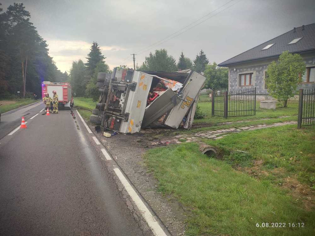 Ciężarówka z towarem w rowie w Odletajce [ZDJĘCIA]
