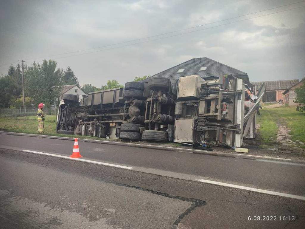 Ciężarówka z towarem w rowie w Odletajce [ZDJĘCIA]
