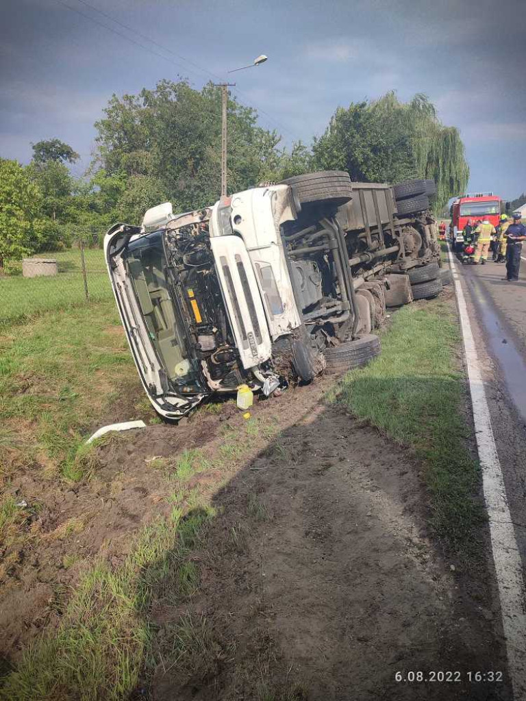 Ciężarówka z towarem w rowie w Odletajce [ZDJĘCIA]