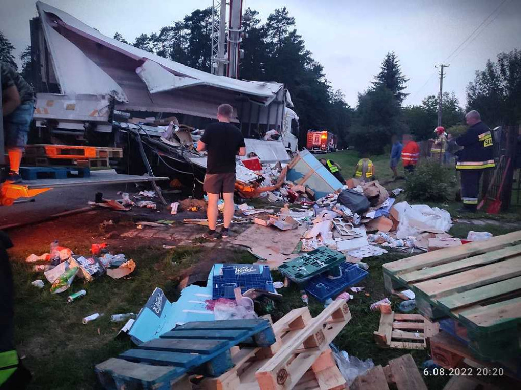 Ciężarówka z towarem w rowie w Odletajce [ZDJĘCIA]