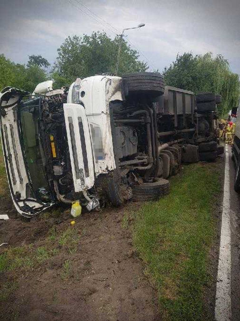 Ciężarówka z towarem w rowie w Odletajce [ZDJĘCIA]