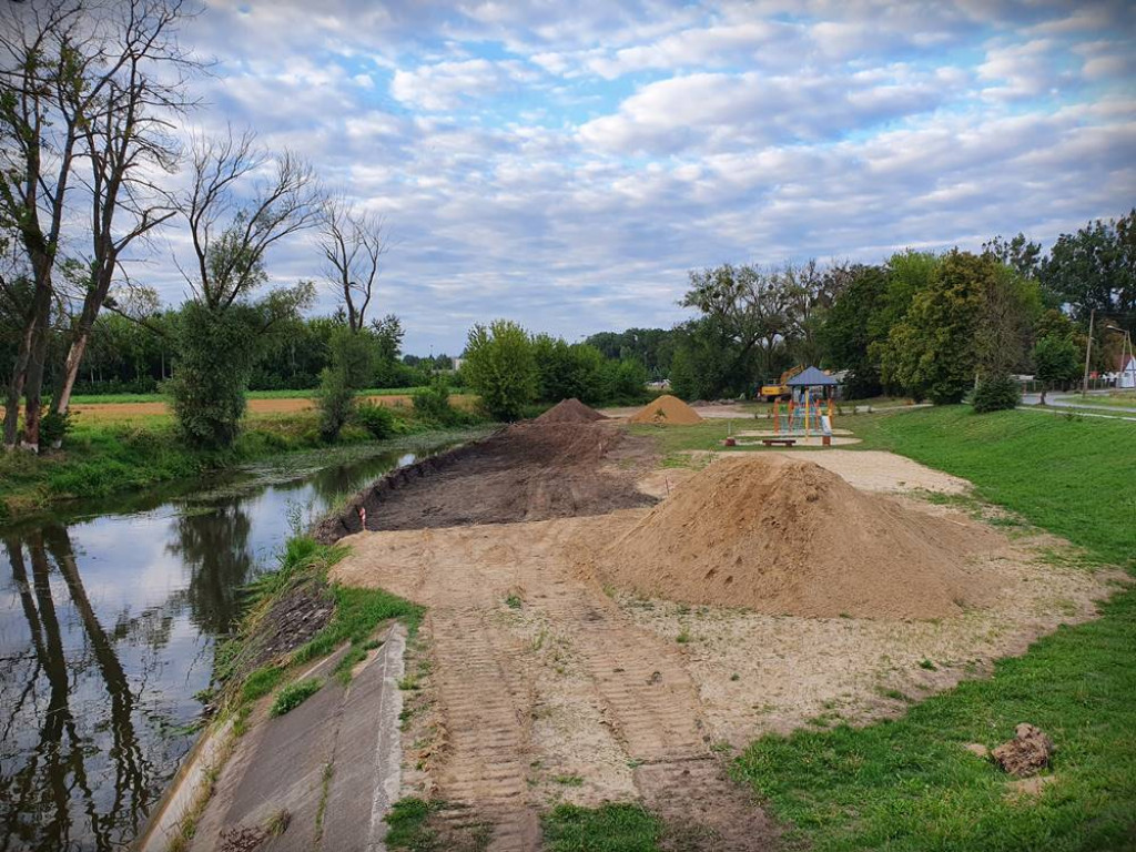 Hrubieszów: Budowa kąpieliska na Huczwie rozpoczęta [ZDJĘCIA]