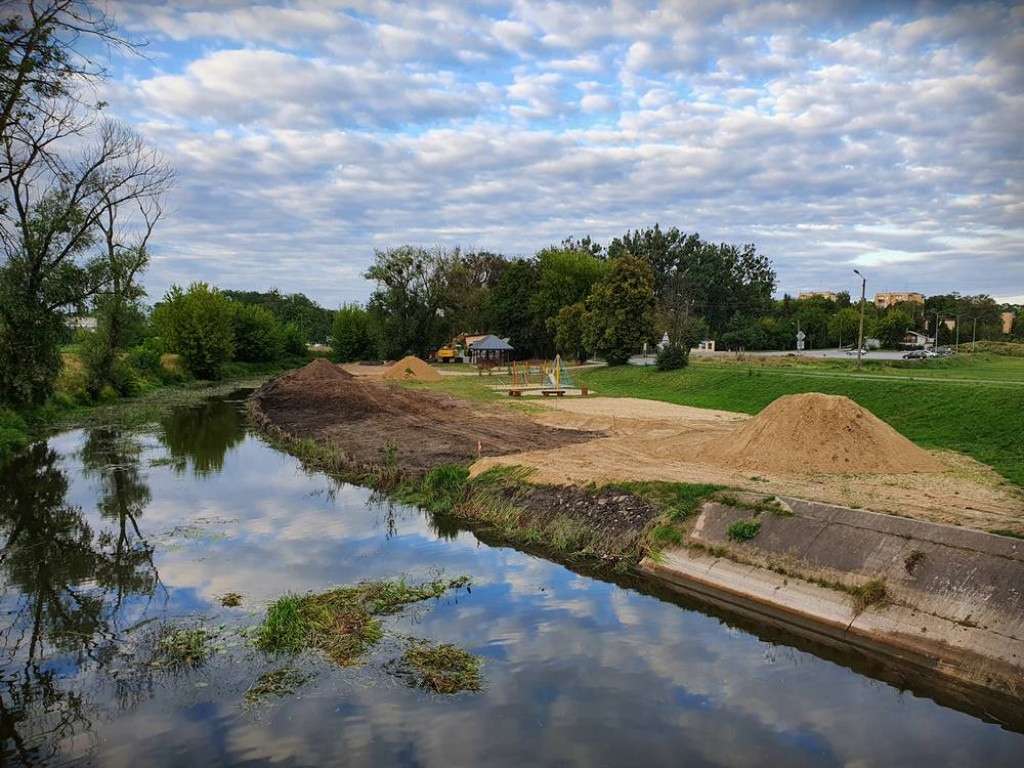 Hrubieszów: Budowa kąpieliska na Huczwie rozpoczęta [ZDJĘCIA]
