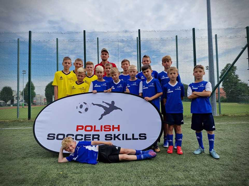 Futbol przeciwko wojnie. Ukraińskie i polskie dzieci rozegrały mecz piłkarski na oczach polityków i dyplomatów [ZDJĘCIA]