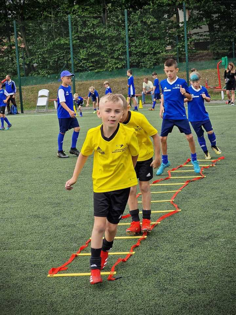 Futbol przeciwko wojnie. Ukraińskie i polskie dzieci rozegrały mecz piłkarski na oczach polityków i dyplomatów [ZDJĘCIA]