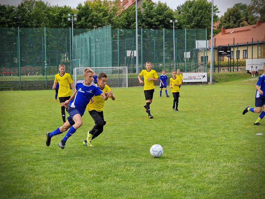 Futbol przeciwko wojnie. Ukraińskie i polskie dzieci rozegrały mecz piłkarski na oczach polityków i dyplomatów [ZDJĘCIA]