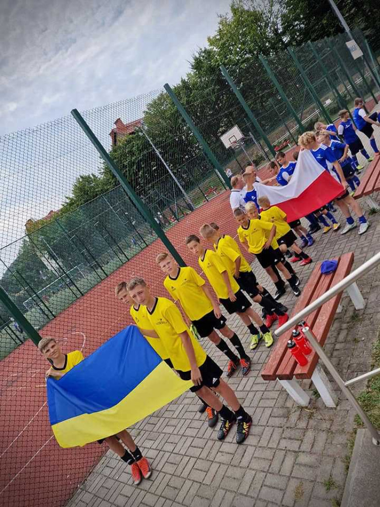 Futbol przeciwko wojnie. Ukraińskie i polskie dzieci rozegrały mecz piłkarski na oczach polityków i dyplomatów [ZDJĘCIA]