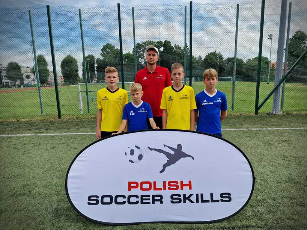 Futbol przeciwko wojnie. Ukraińskie i polskie dzieci rozegrały mecz piłkarski na oczach polityków i dyplomatów [ZDJĘCIA]