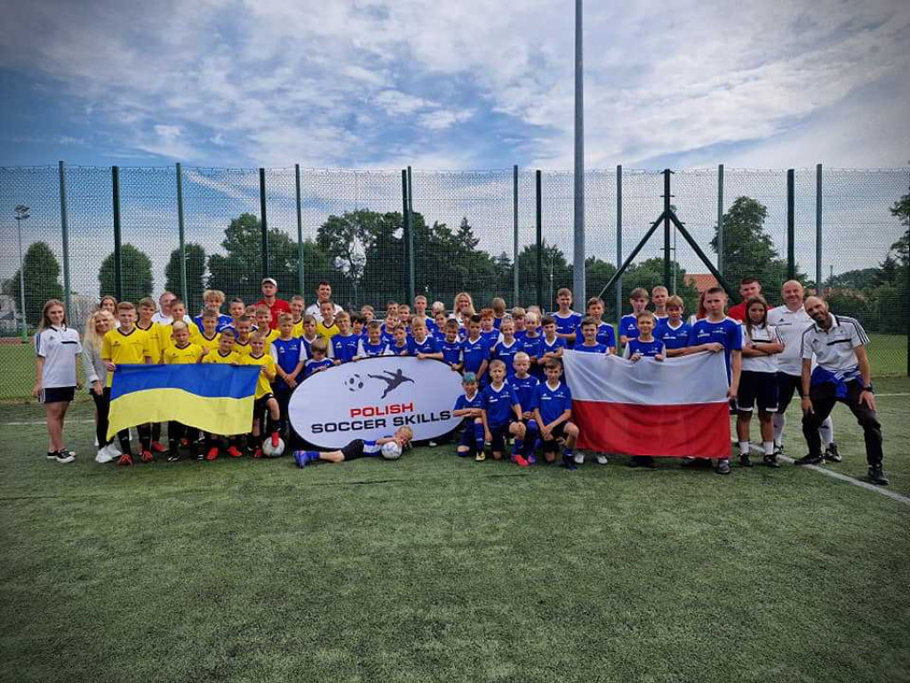Futbol przeciwko wojnie. Ukraińskie i polskie dzieci rozegrały mecz piłkarski na oczach polityków i dyplomatów [ZDJĘCIA]