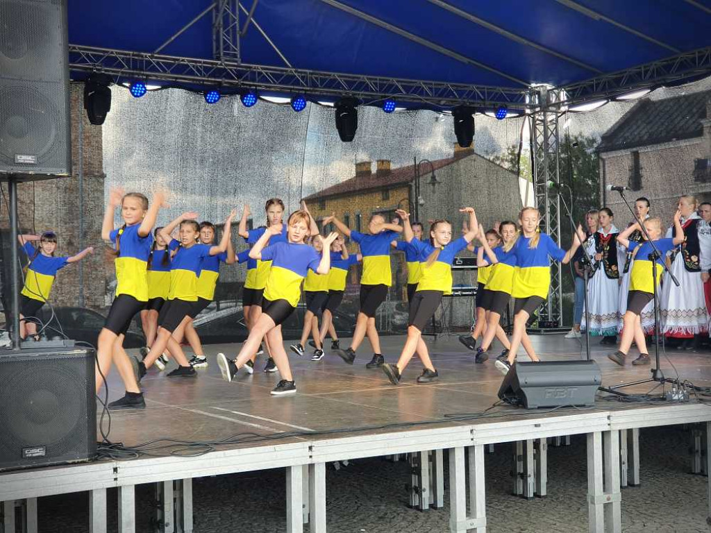 Trwa festyn na hrubieszowskim rynku [ZDJĘCIA]