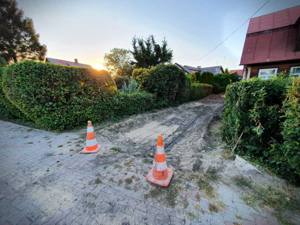 Hrubieszów: Budowa chodnika łączącego ulice Podzamcze i Piłsudskiego [ZDJĘCIA]