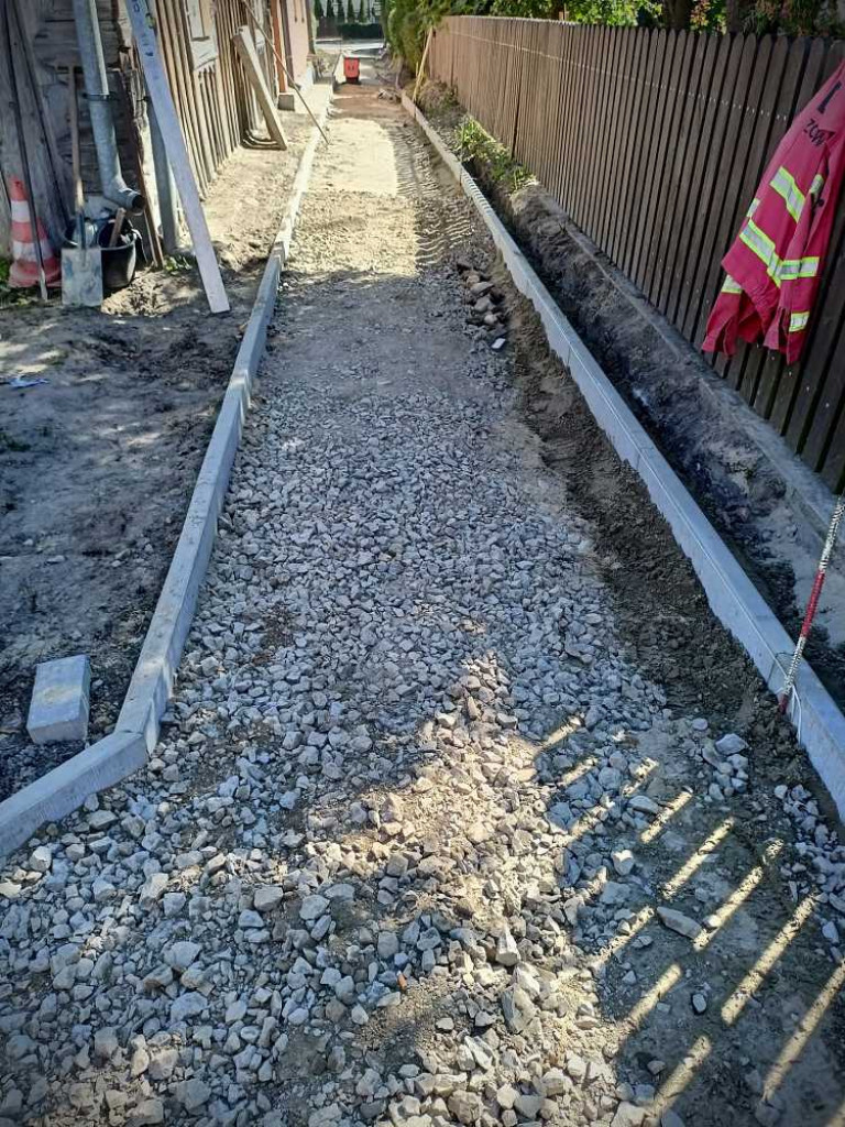 Hrubieszów: Budowa chodnika łączącego ulice Podzamcze i Piłsudskiego [ZDJĘCIA]