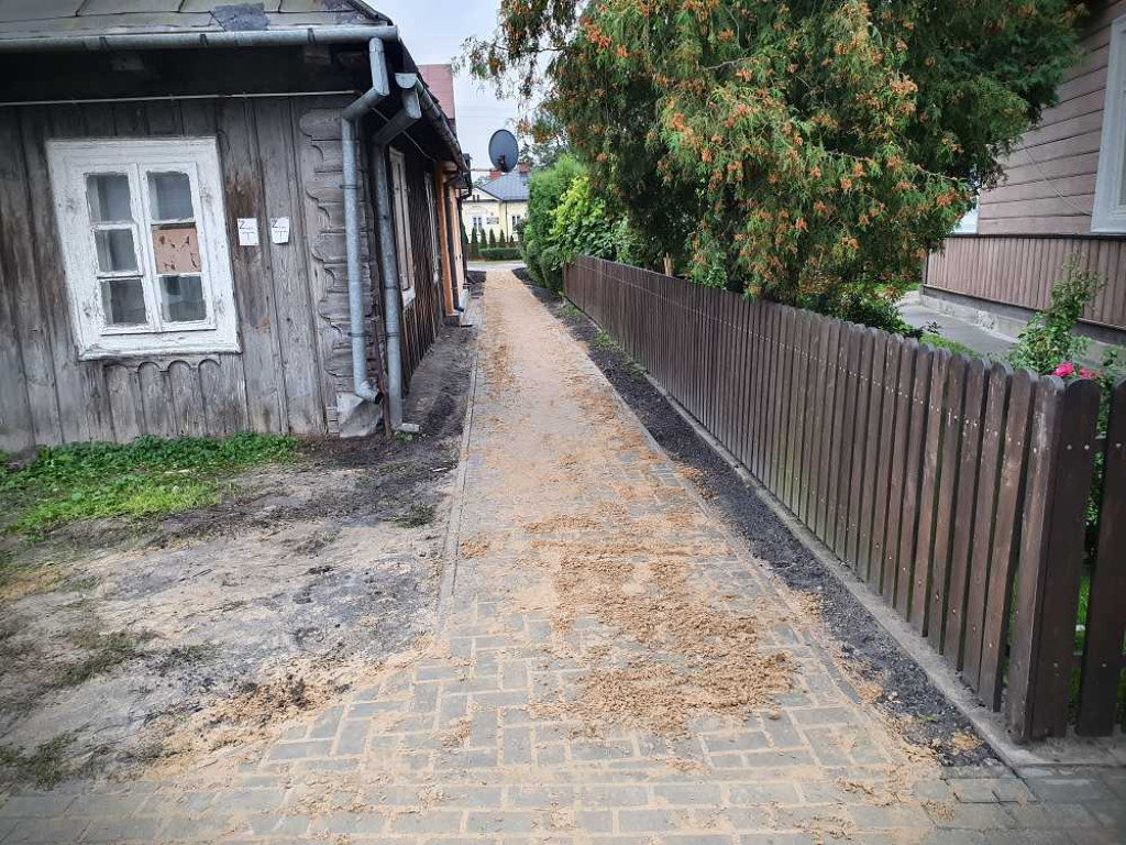 Hrubieszów: Chodnik łączący ulice Podzamcze i Piłsudskiego [ZDJĘCIA]