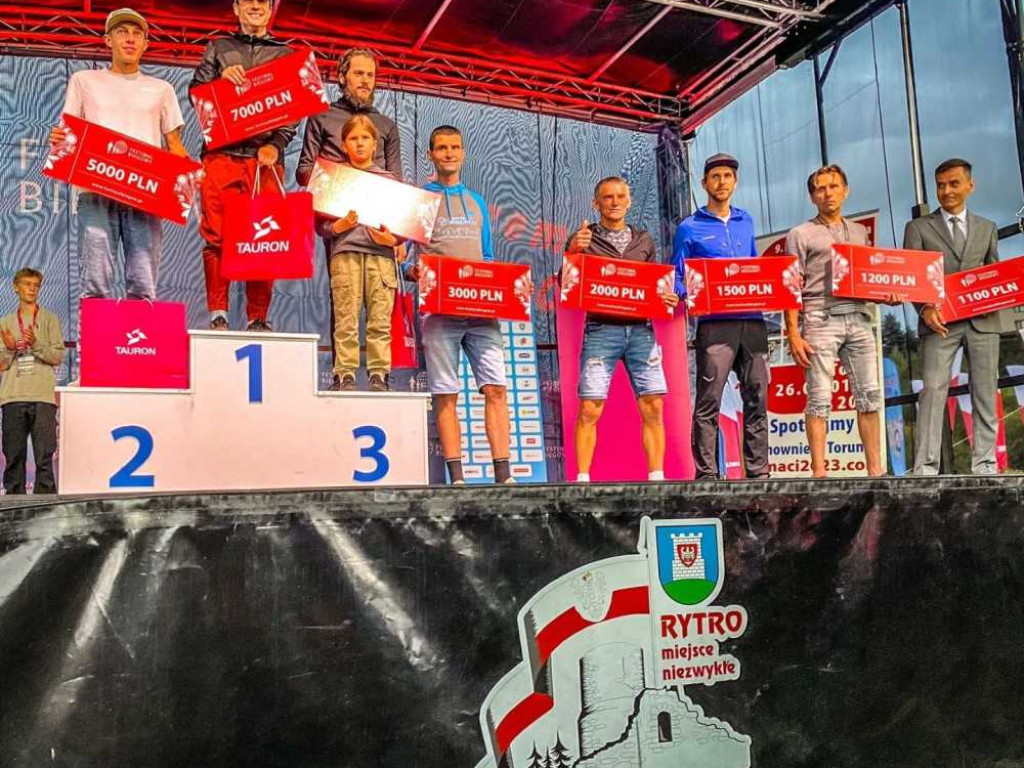 Artur Jabłoński wygrał bieg górski na 100 km! Metę przekroczył w podskokach! [ZDJĘCIA]