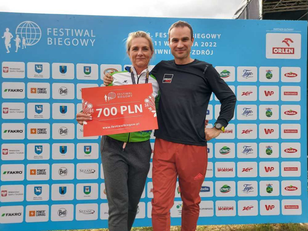 Artur Jabłoński wygrał bieg górski na 100 km! Metę przekroczył w podskokach! [ZDJĘCIA]
